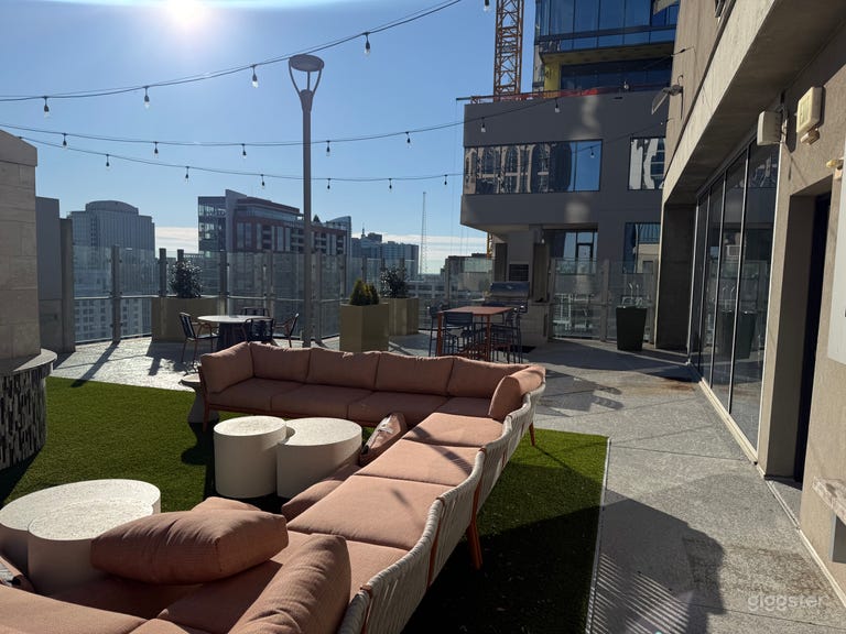  Luxury High-Rise Loft with Rooftop Pool, Lounge & Skyline 