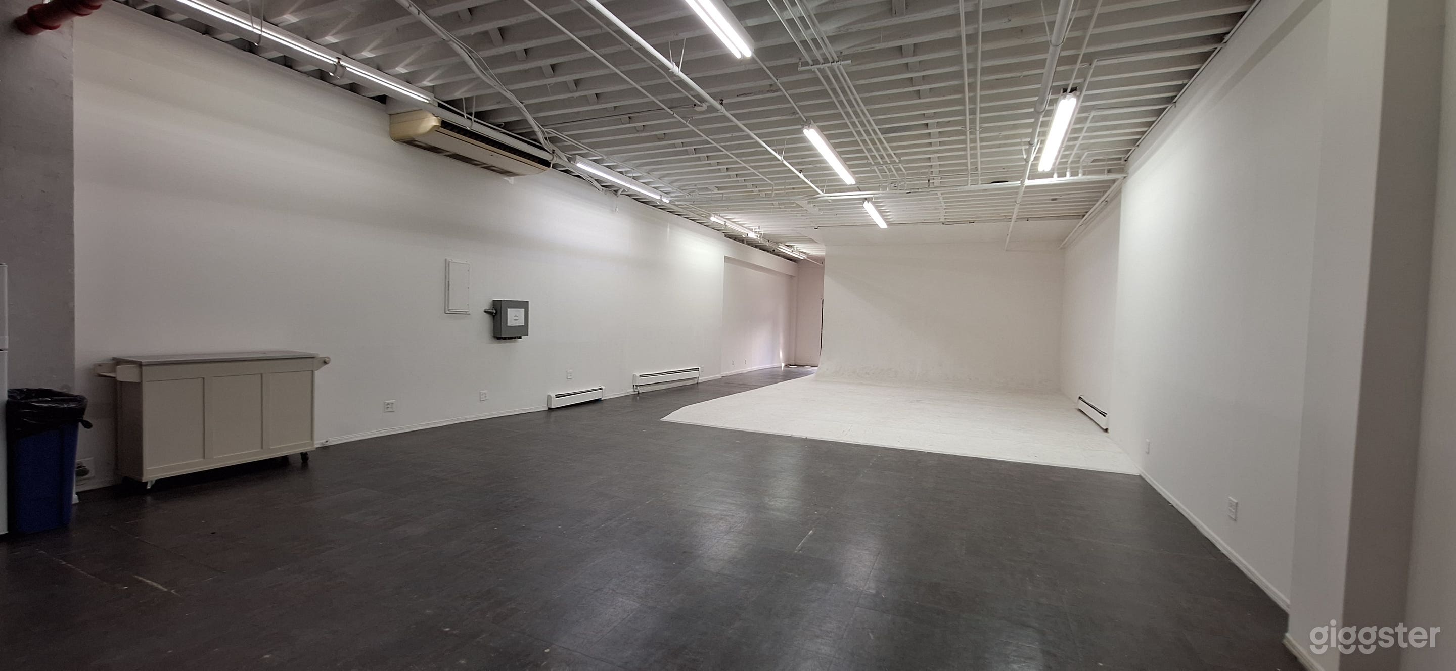 Photo de Loft propre et spacieux de 2400 pieds carrés au deuxième étage 3