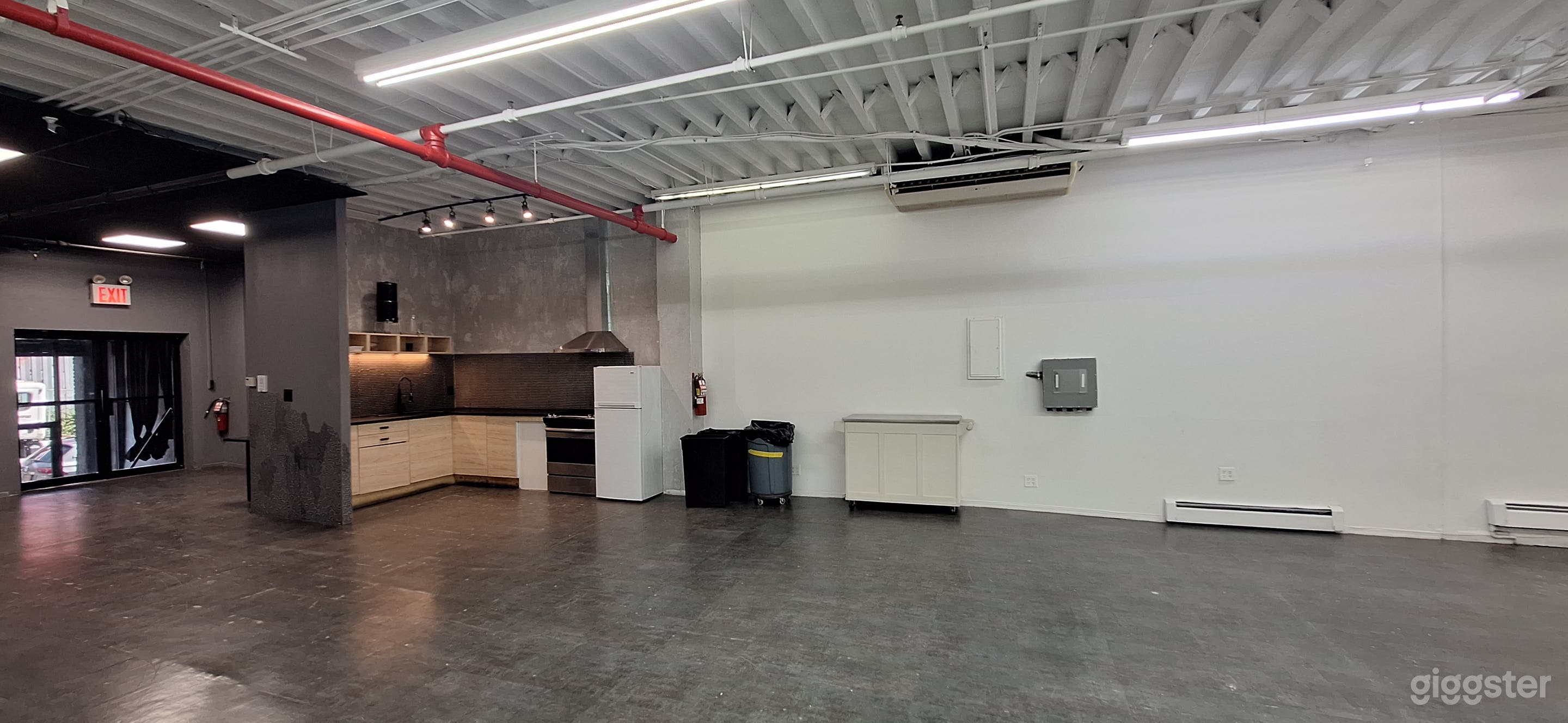 Photo de Loft propre et spacieux de 2400 pieds carrés au deuxième étage 3