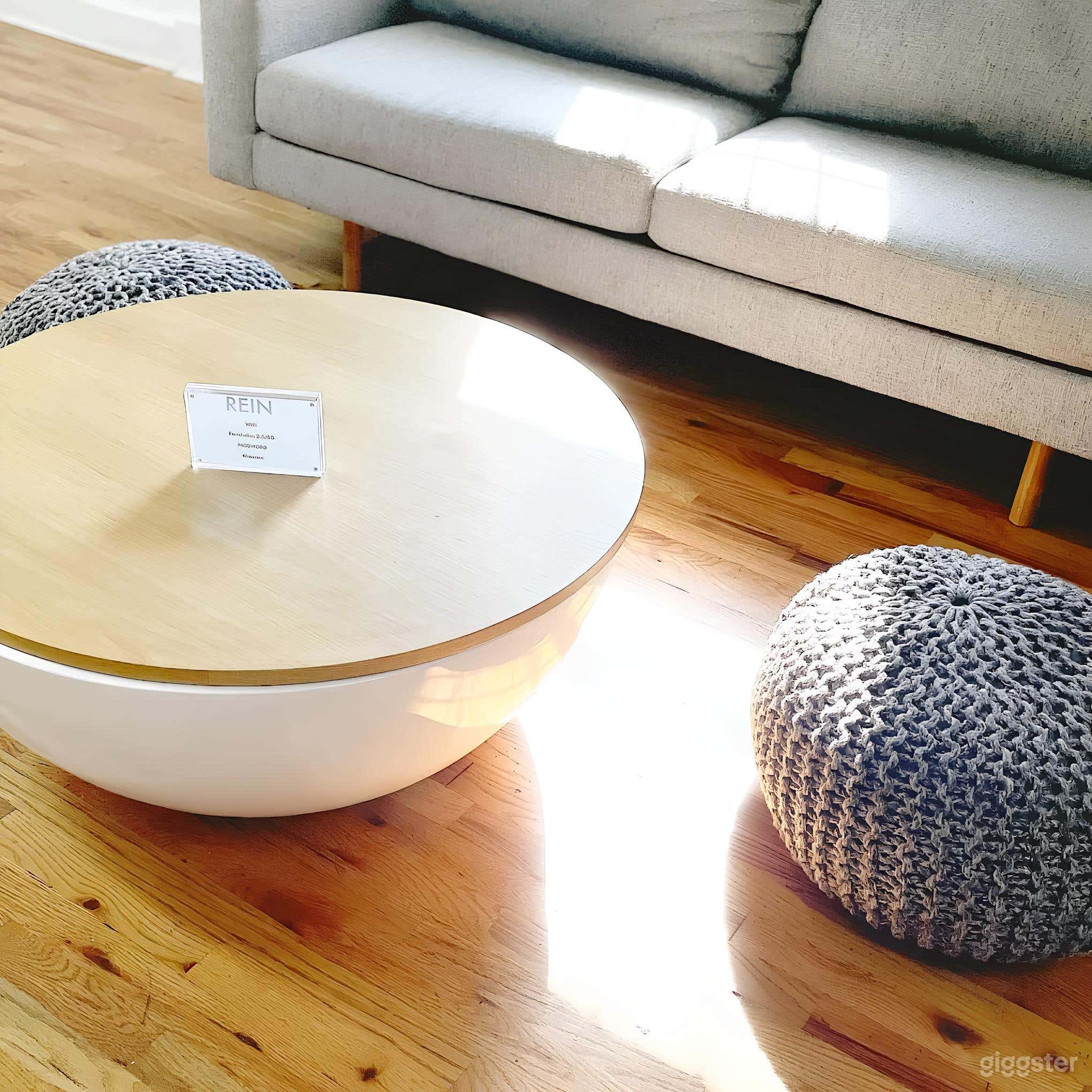 Clean & Spacious 2400 SQ. FT. Second Floor Loft Photo 2