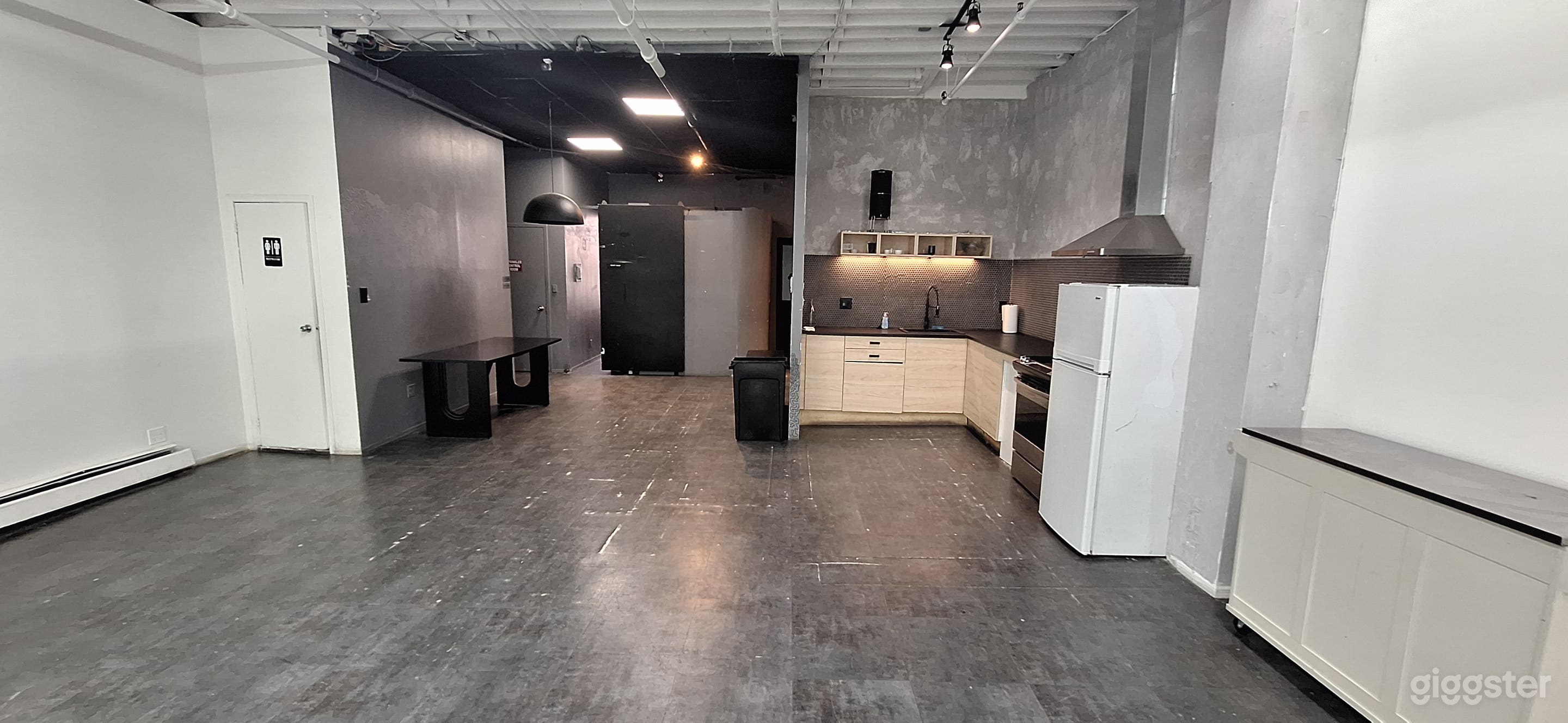 Photo de Loft propre et spacieux de 2400 pieds carrés au deuxième étage 1