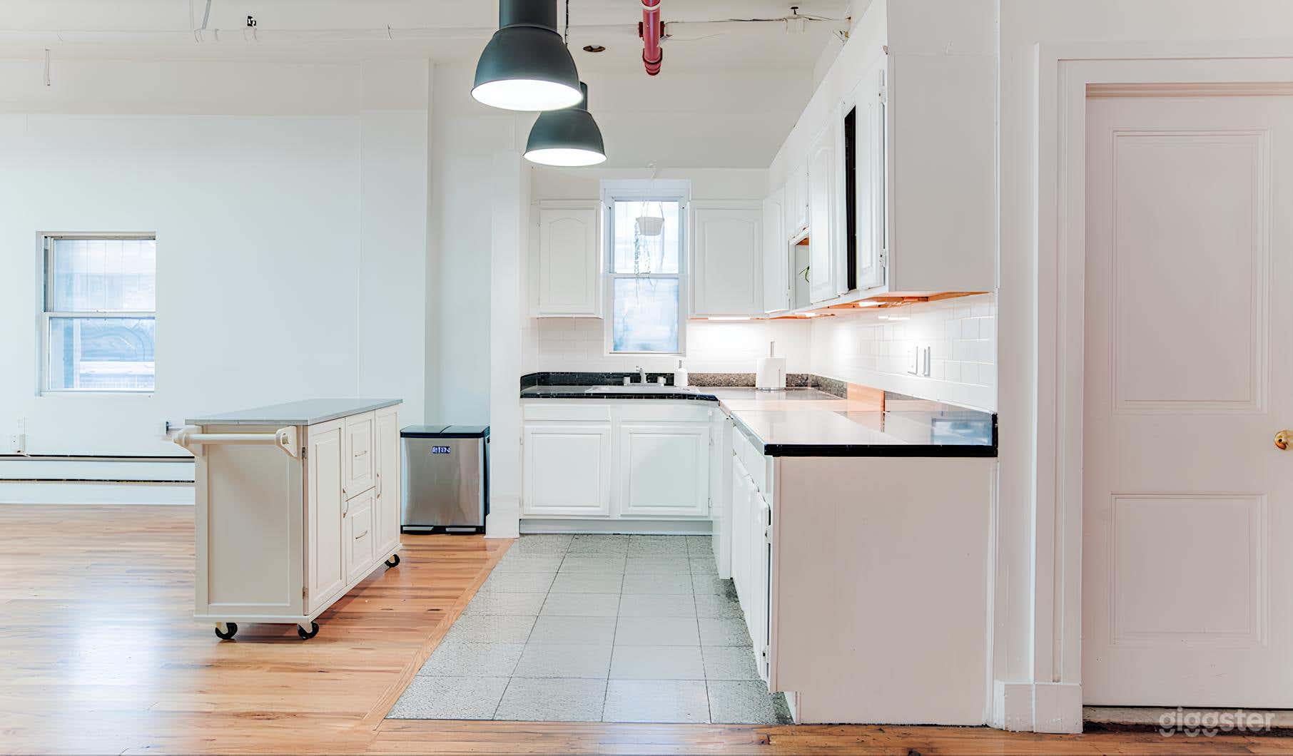 Clean & Spacious 2400 SQ. FT. Second Floor Loft Photo 3