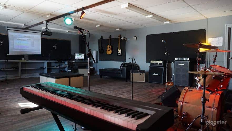 The Music Lounge - FULLY LOADED REHEARSAL STUDIO Photo 1
