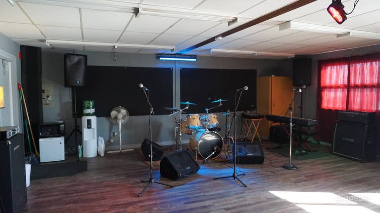  The Music Lounge - FULLY LOADED REHEARSAL STUDIO 