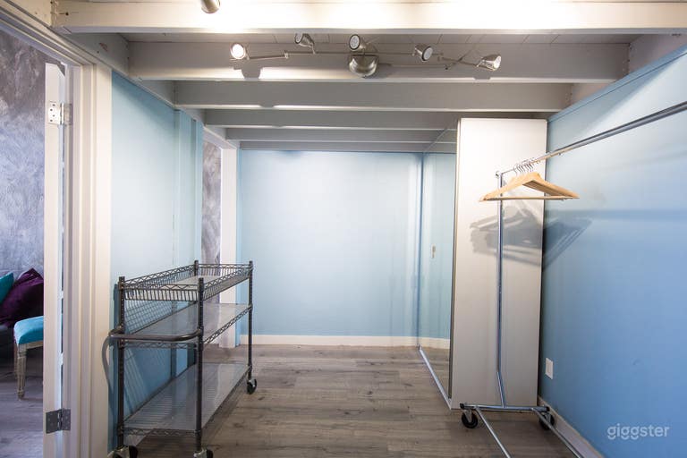  Extra space in makeup room 