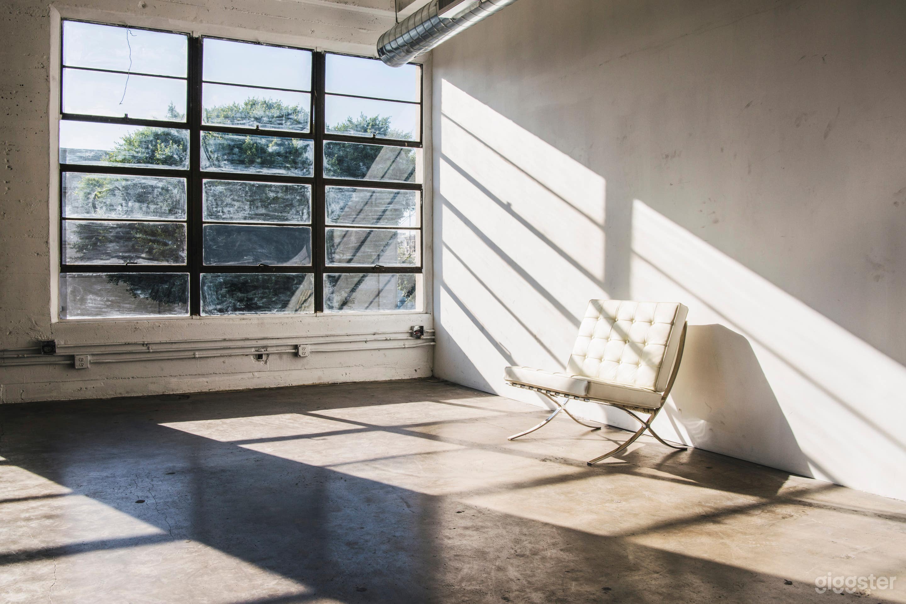 Loft With Mirror Corner Wall Photo 4