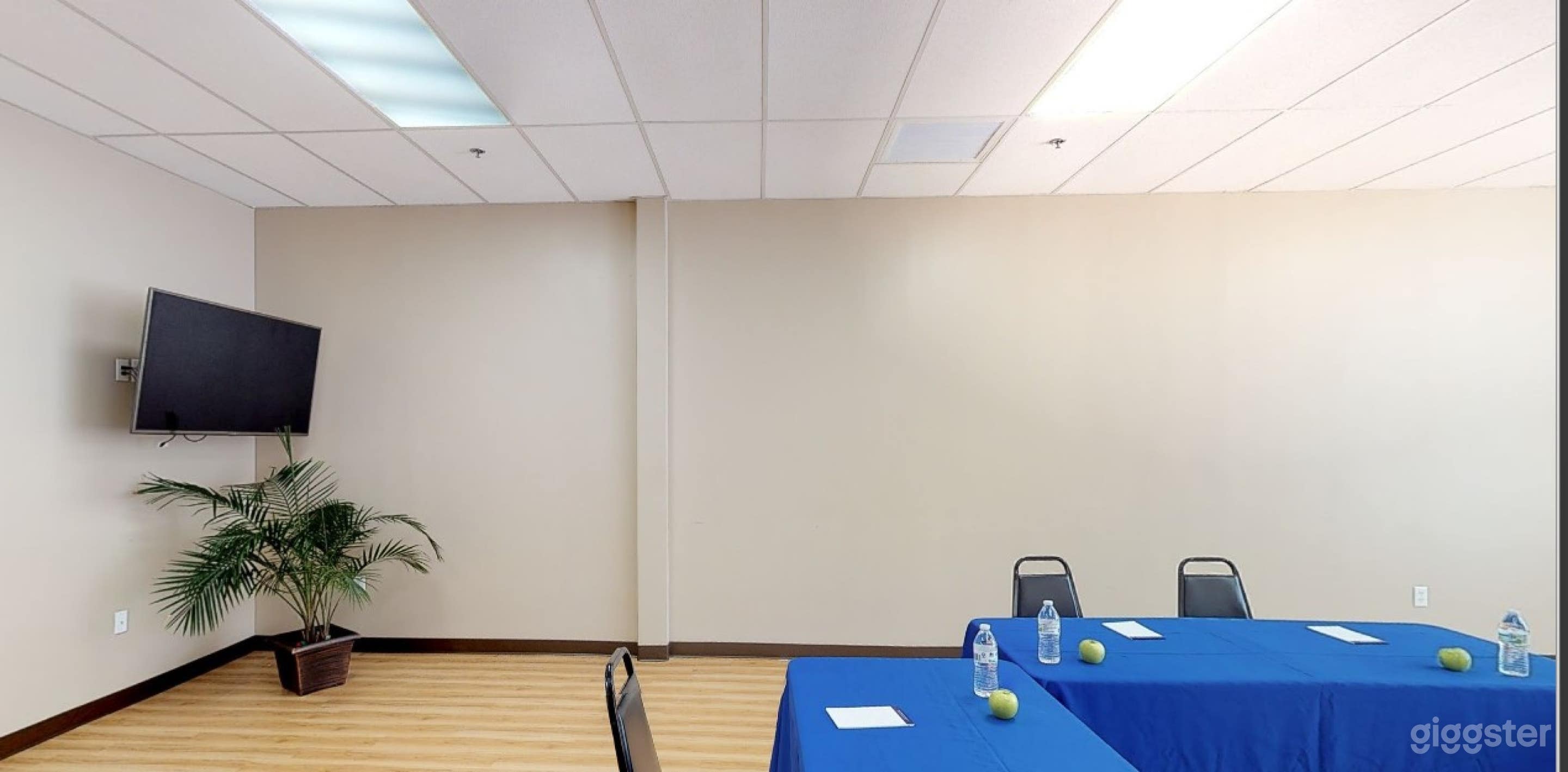 Multi Functional Gallery Room for 20 People Photo 3