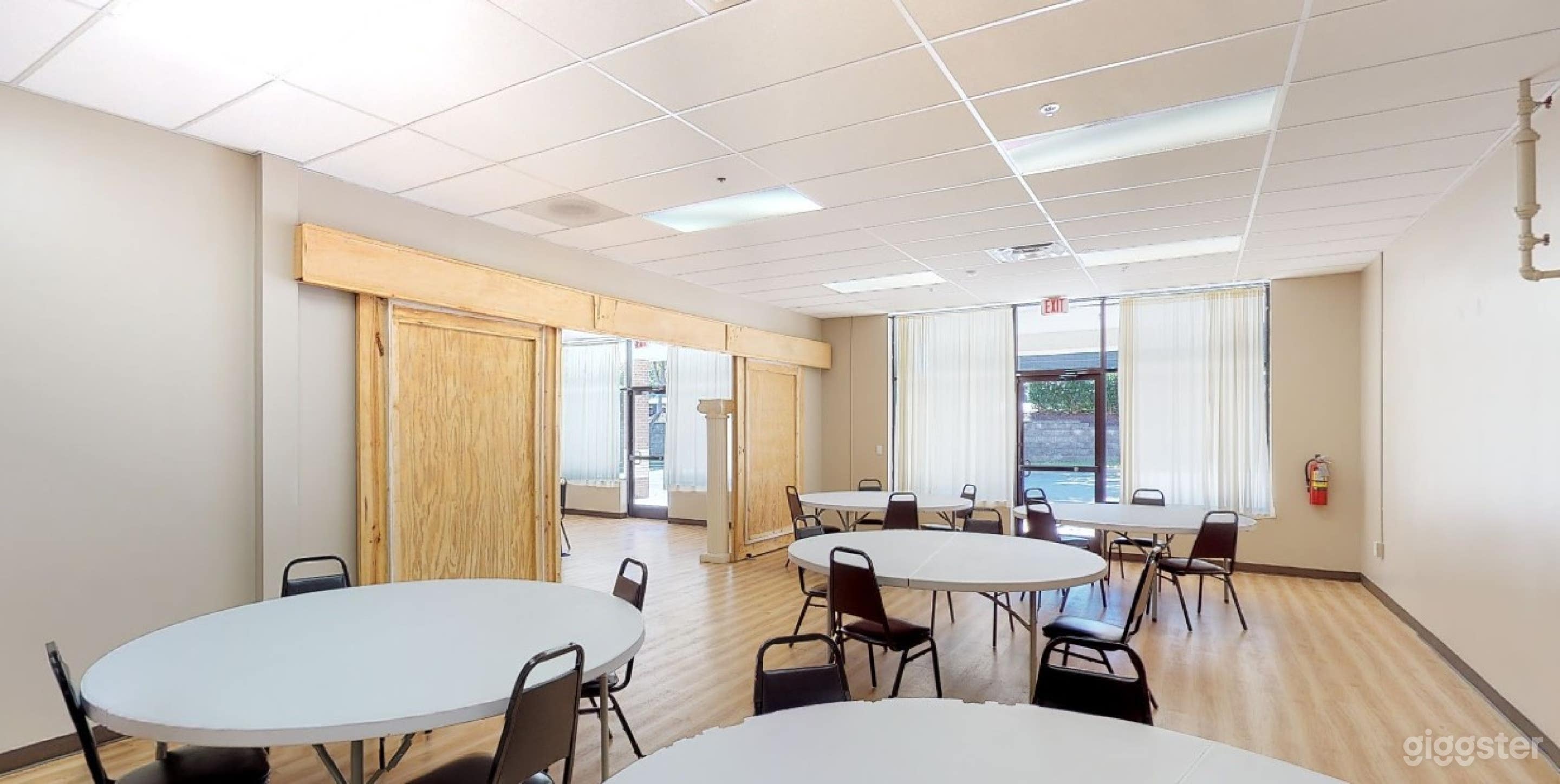 Multi Functional Gallery Room for 20 People Photo 2