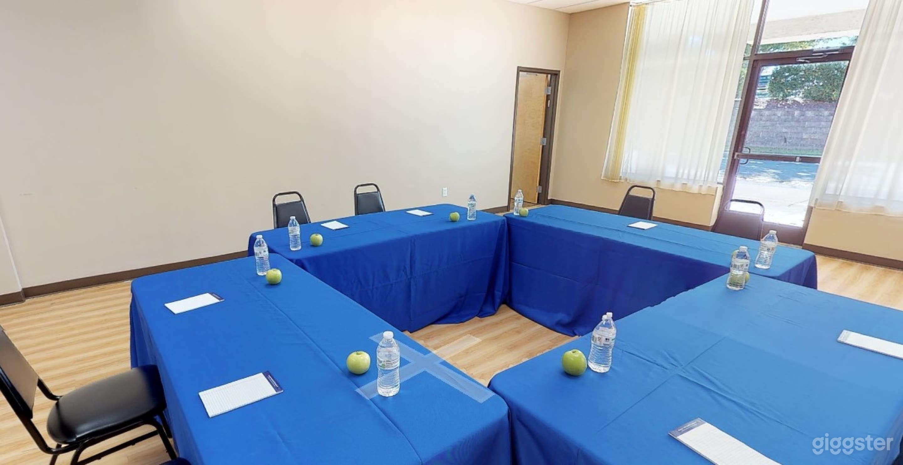 Multi Functional Gallery Room for 20 People Photo 4