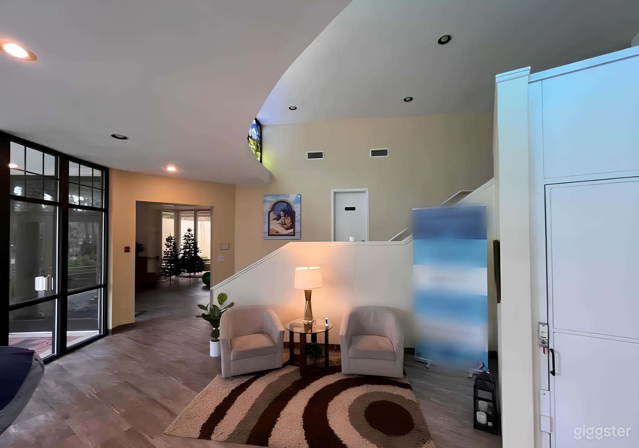 Modern Main Lobby Photo 2