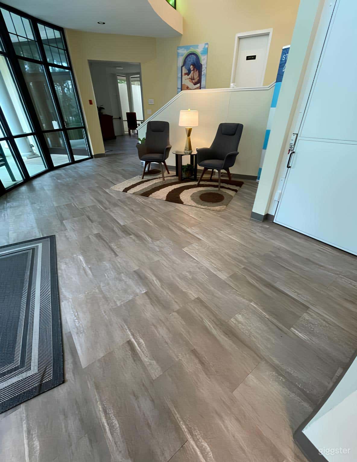 Modern Main Lobby Photo 1