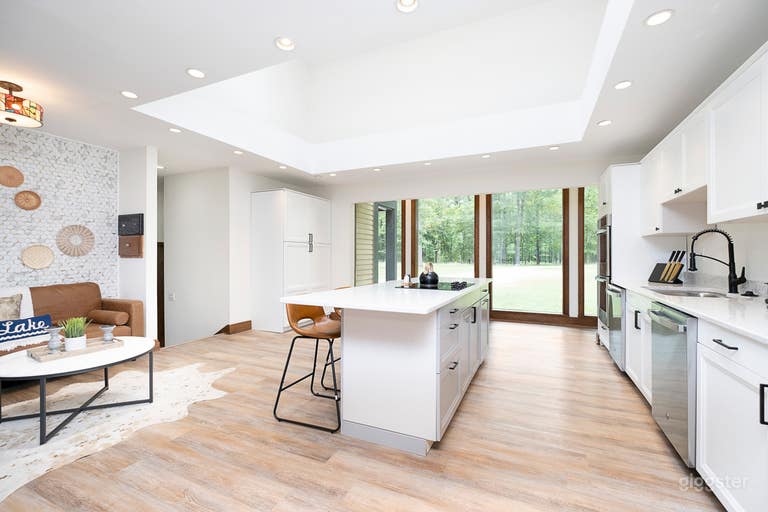  Forest Park Lake Lodge 