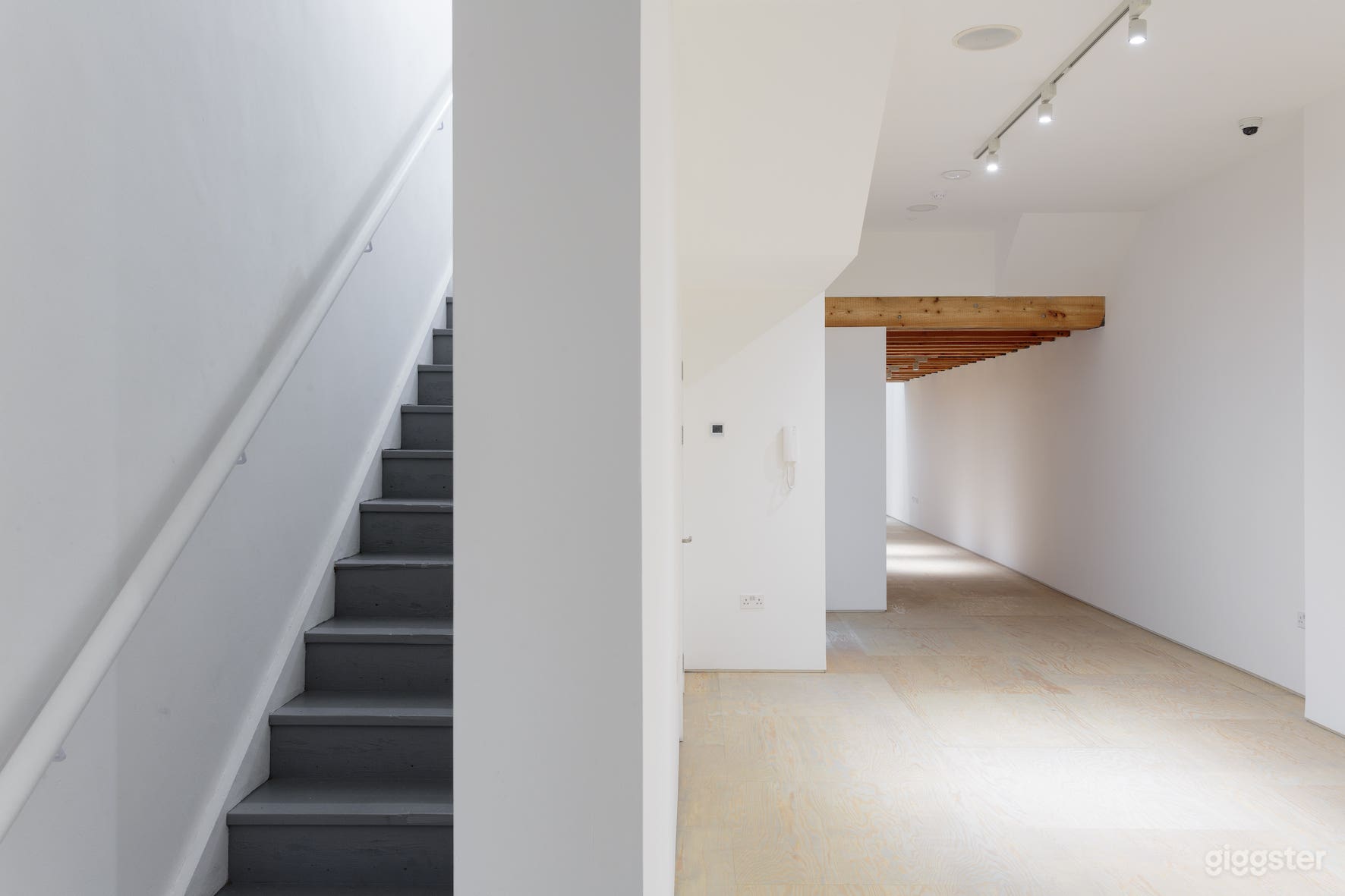 Converted Shop Front Gallery Space With Original Features Photo 3