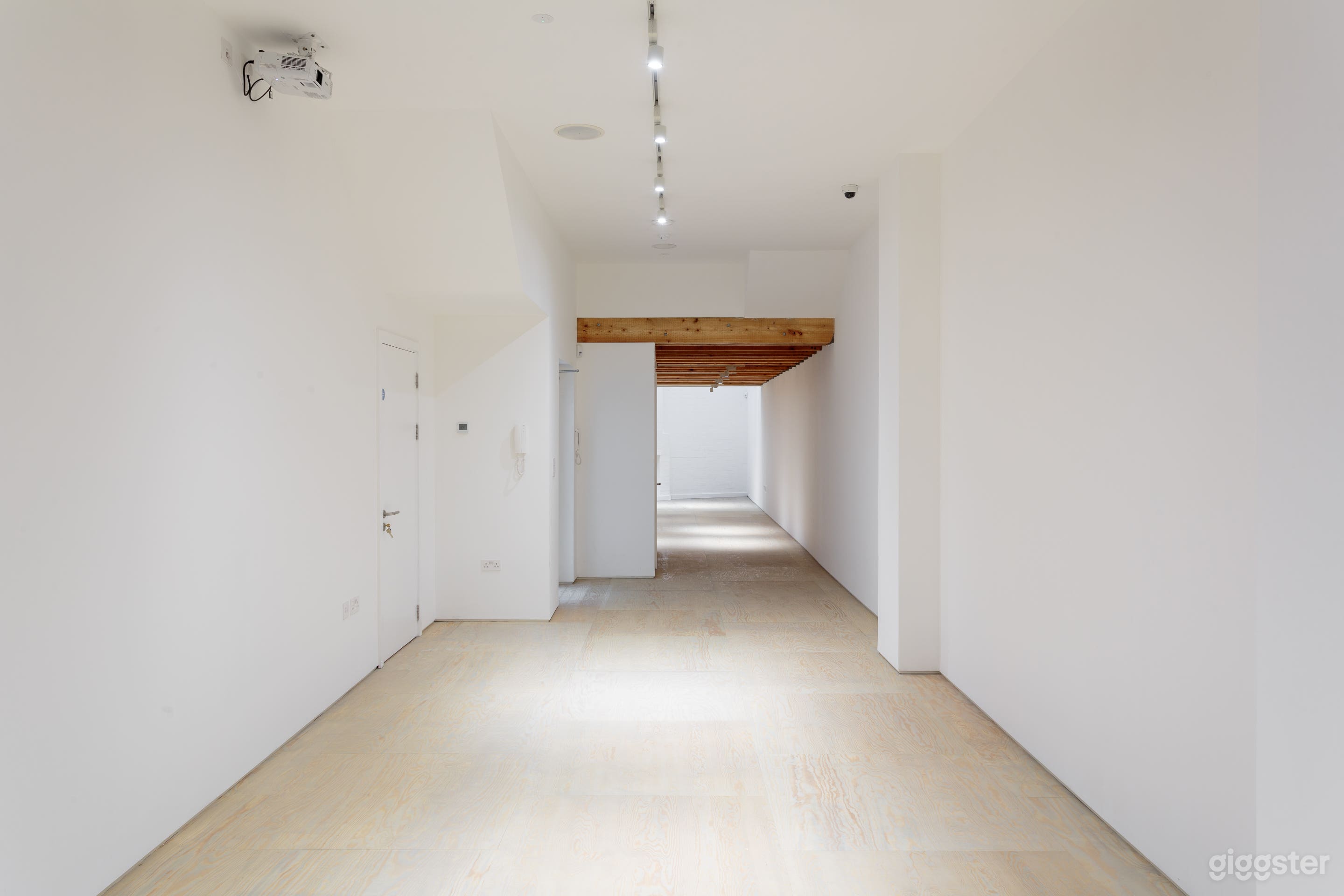 Converted Shop Front Gallery Space With Original Features Photo 1