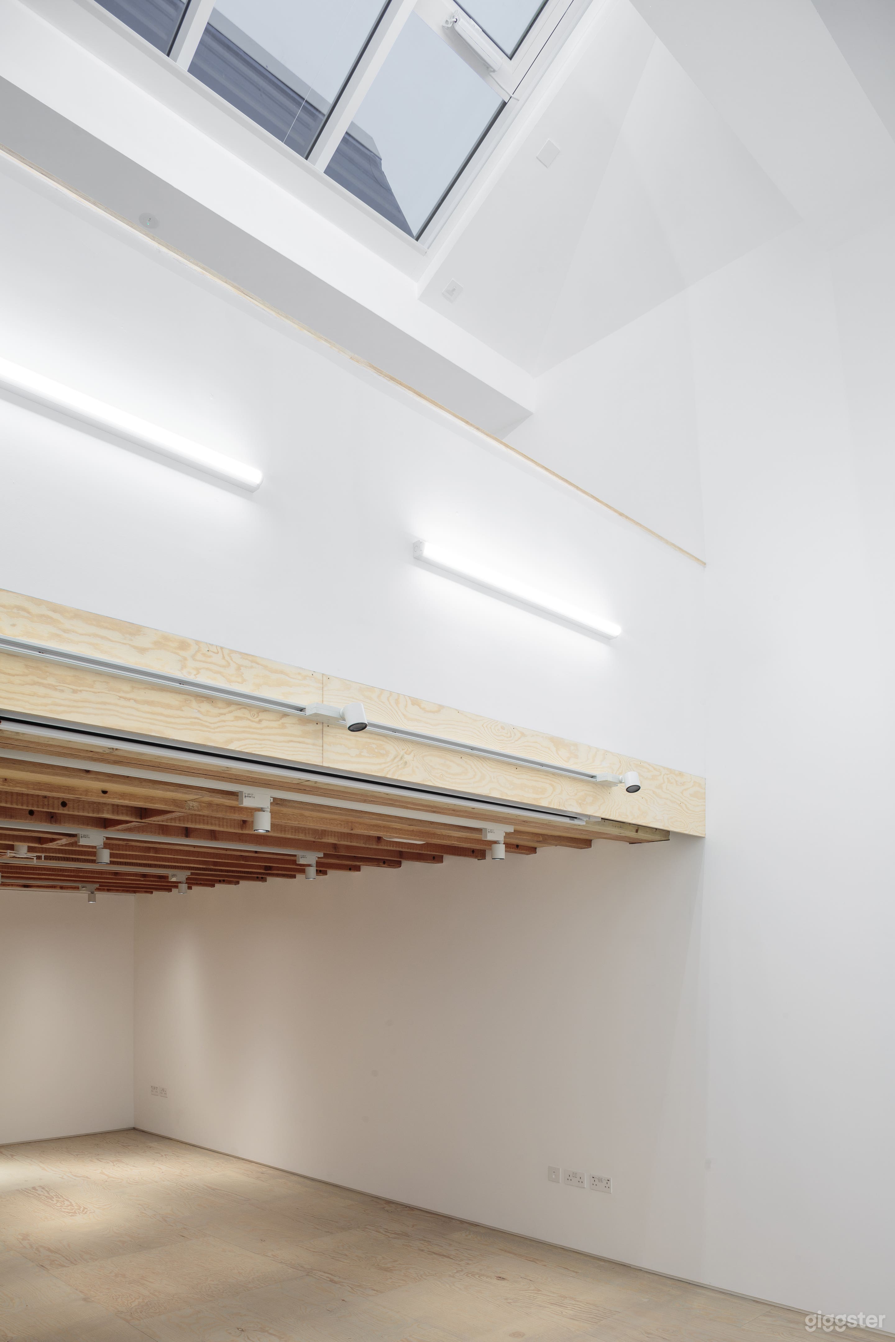 Converted Shop Front Gallery Space With Original Features Photo 4