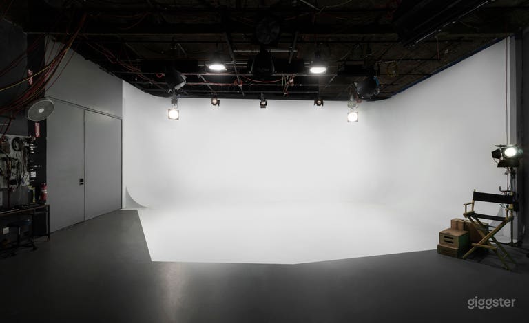  Studio A  40&#x27;X30&#x27; with light grid.  