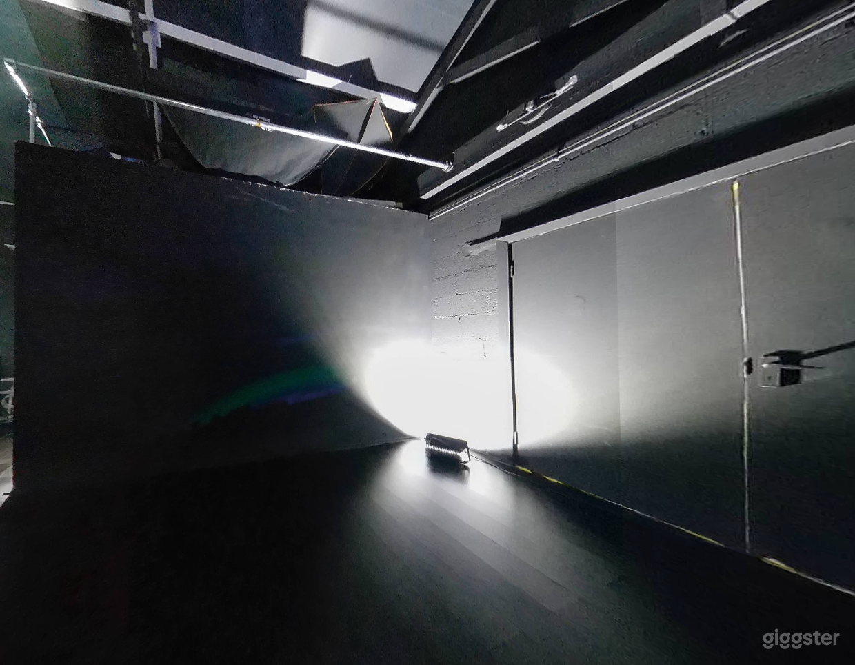 Black Studio 2 Photo 3