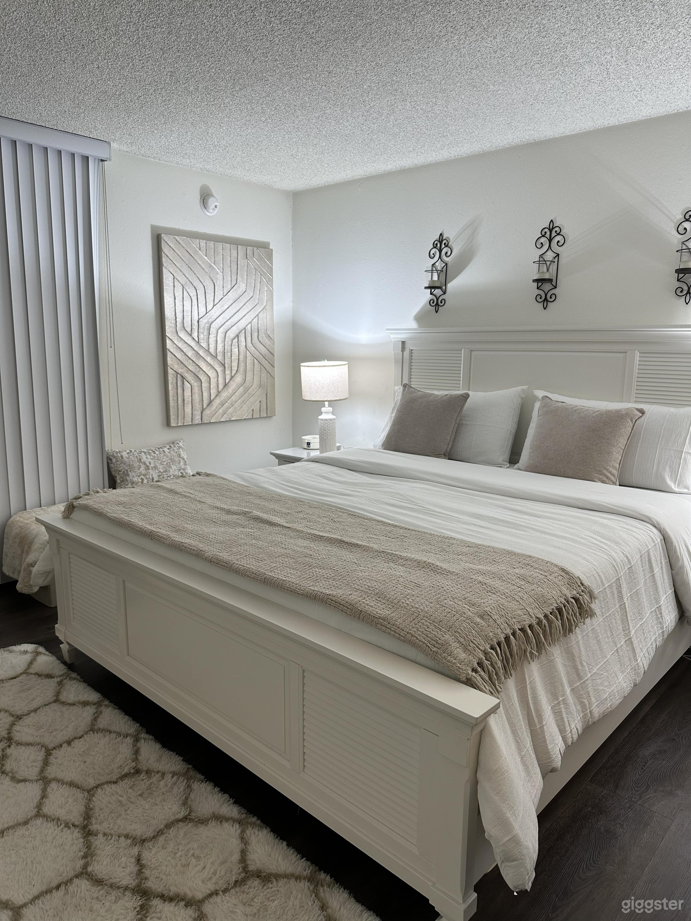 Serene, Neutral Primary Bedroom with Elegant Styling

This calm and beautifully styled bedroom offers a clean, neutral aesthetic ideal for film, television, and commercial productions.