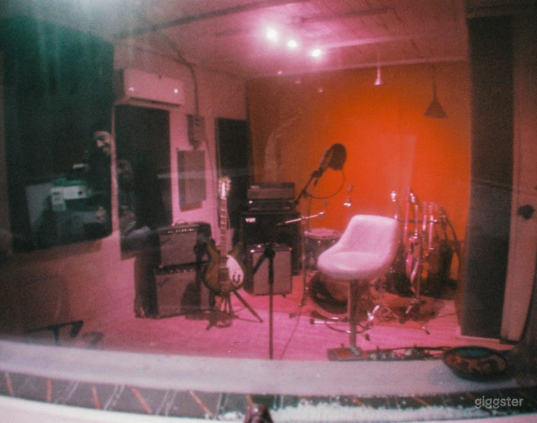  Versatile Studio: Modern Tech Meets Vintage Charm 