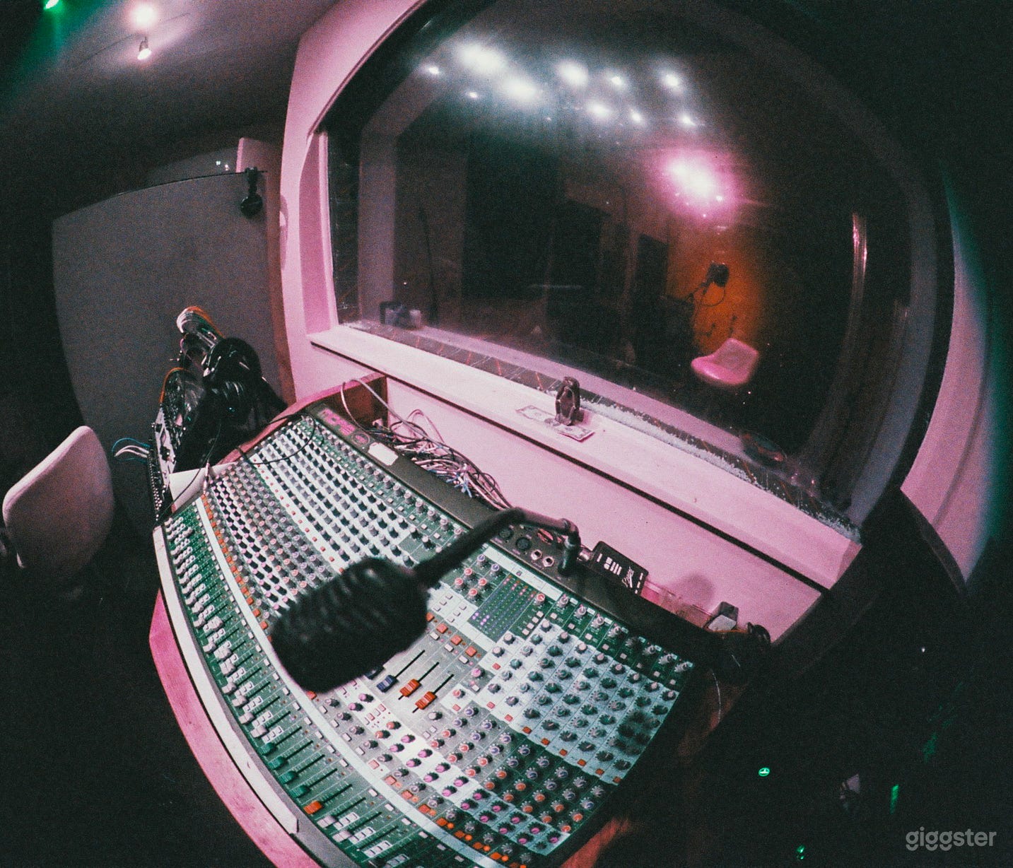 Versatile Studio: Modern Tech Meets Vintage Charm Photo 1