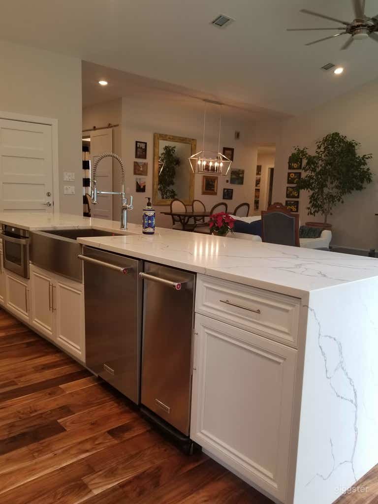  Spacious Contemporary Light Filled Space 