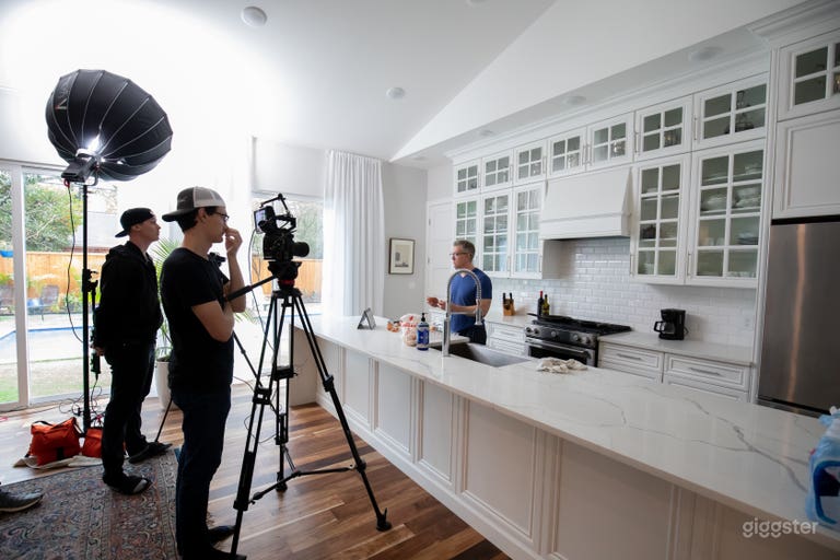  Spacious Contemporary Light Filled Space 