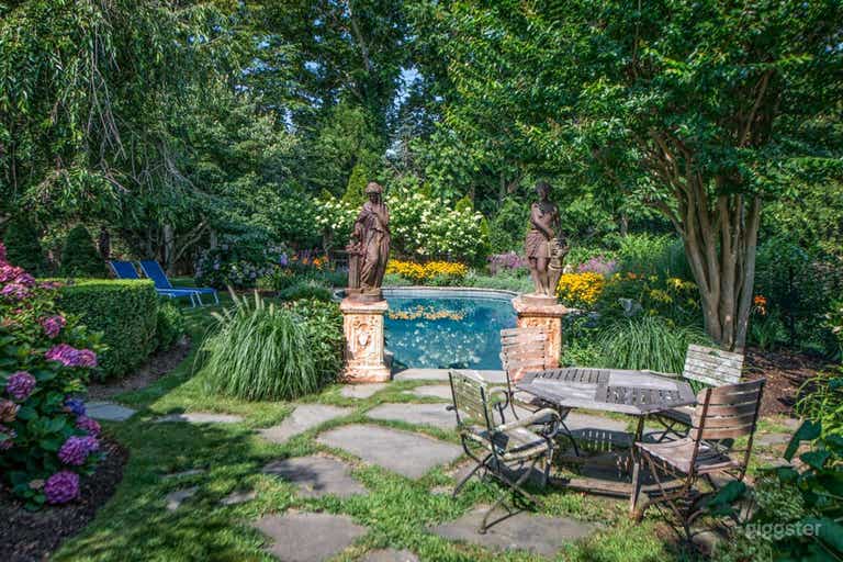  Piscine chauffée de forme libre avec jardins anglais environnants 