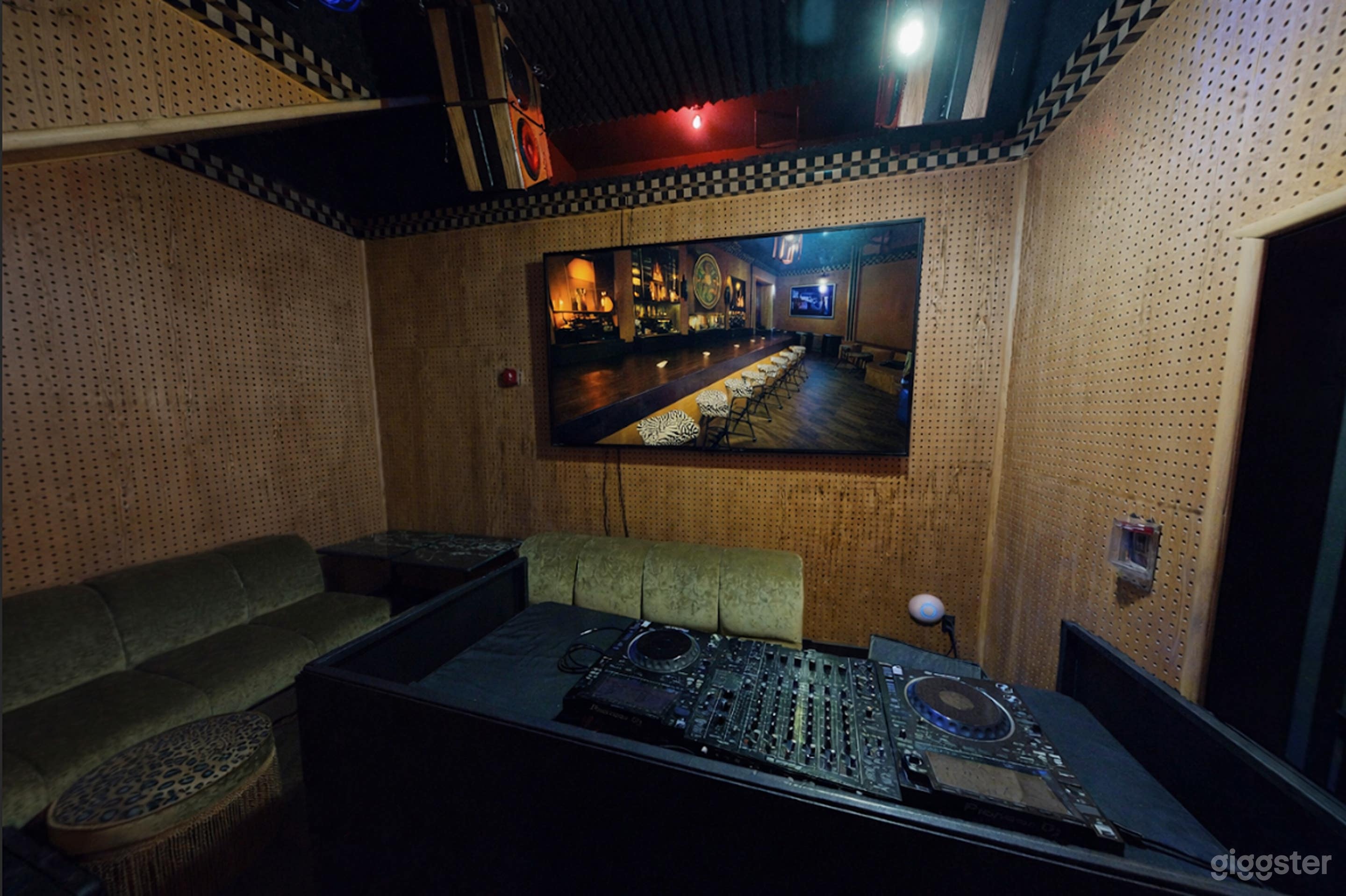 Seated dining + cocktail bar + lounge experience Photo 4