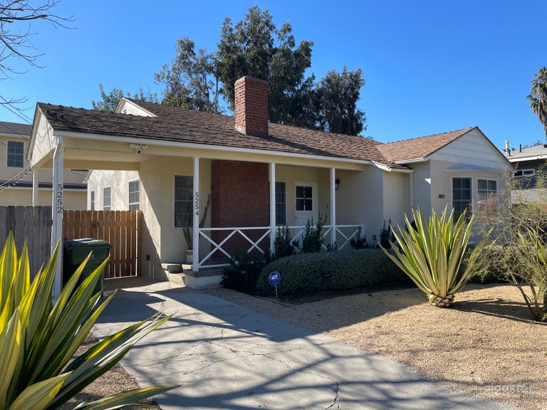  Botanical Boho Mid Century Bungalow + Free Parking 