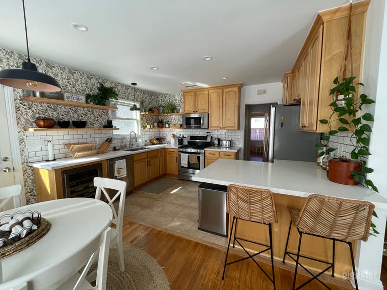  Botanical Boho Mid Century Bungalow + Free Parking 