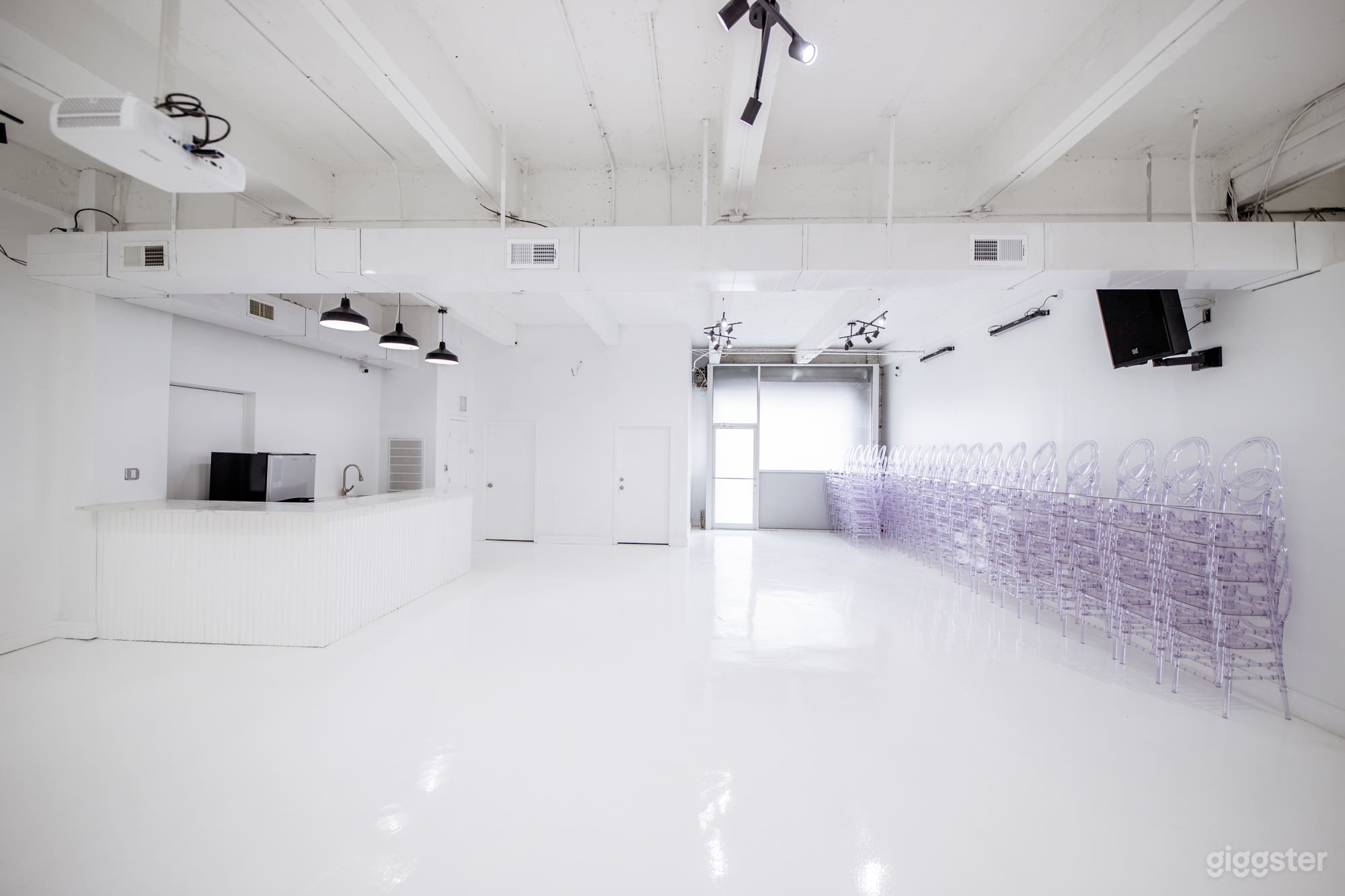 LIC Blank Canvas w/ Exposed Brick Entrance Photo 4