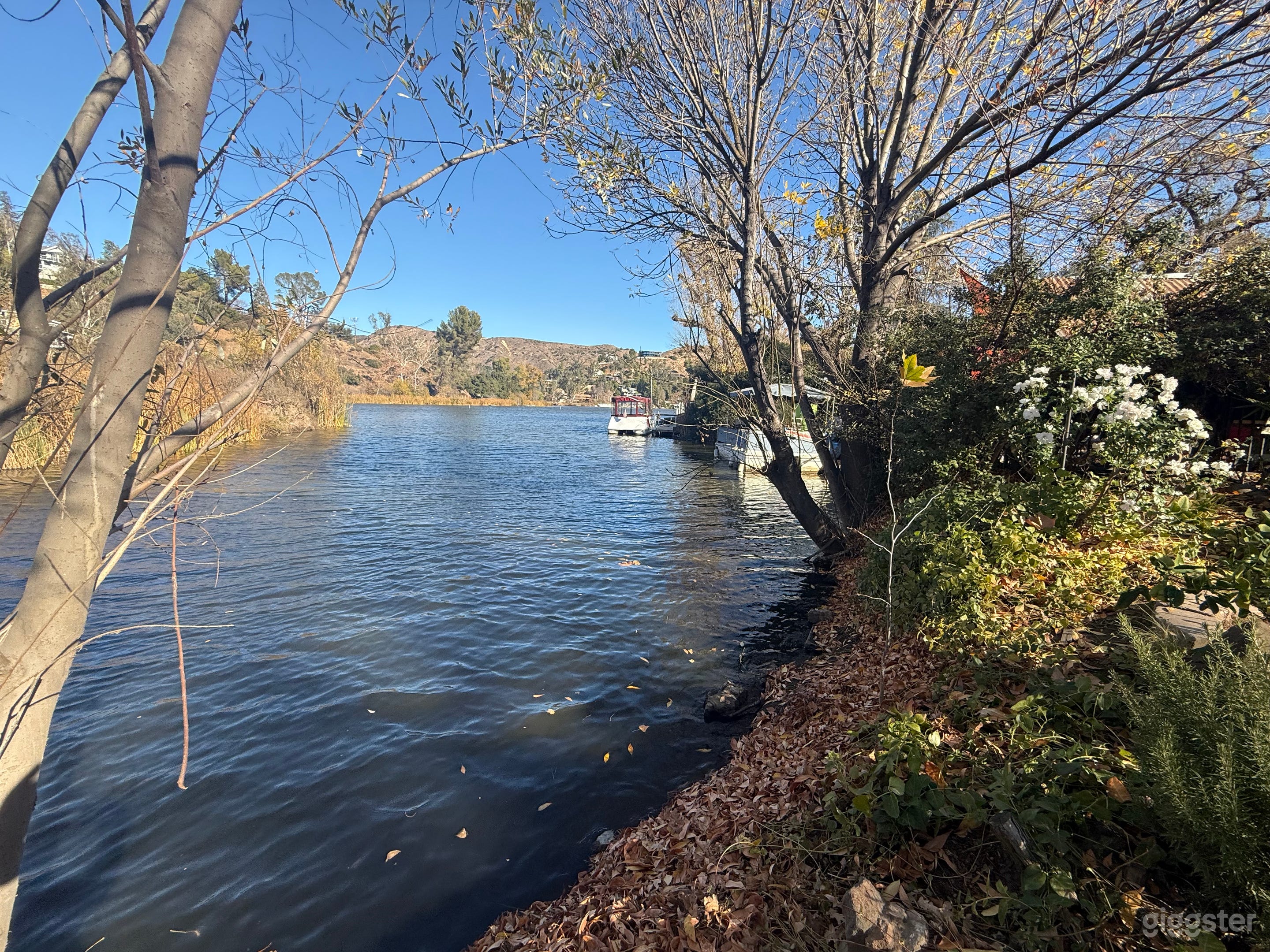 Rustic Lake House and Dock Bar Photo 1