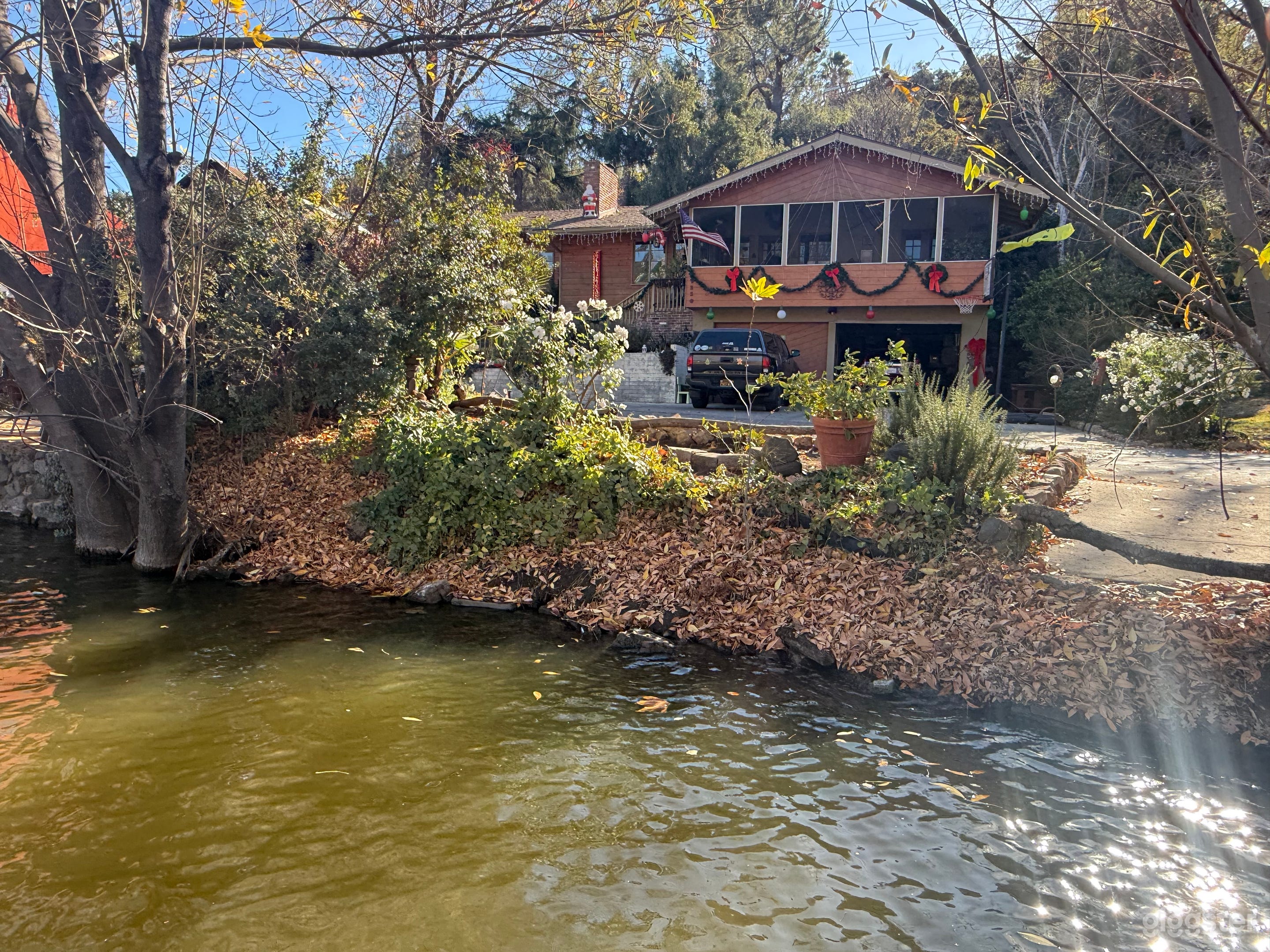 Rustic Lake House and Dock Bar Photo 2