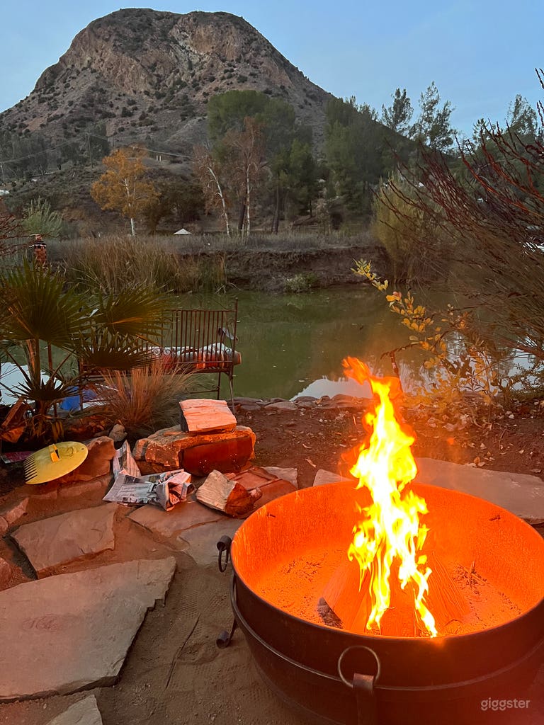  Rustic Lake House and Dock Bar 