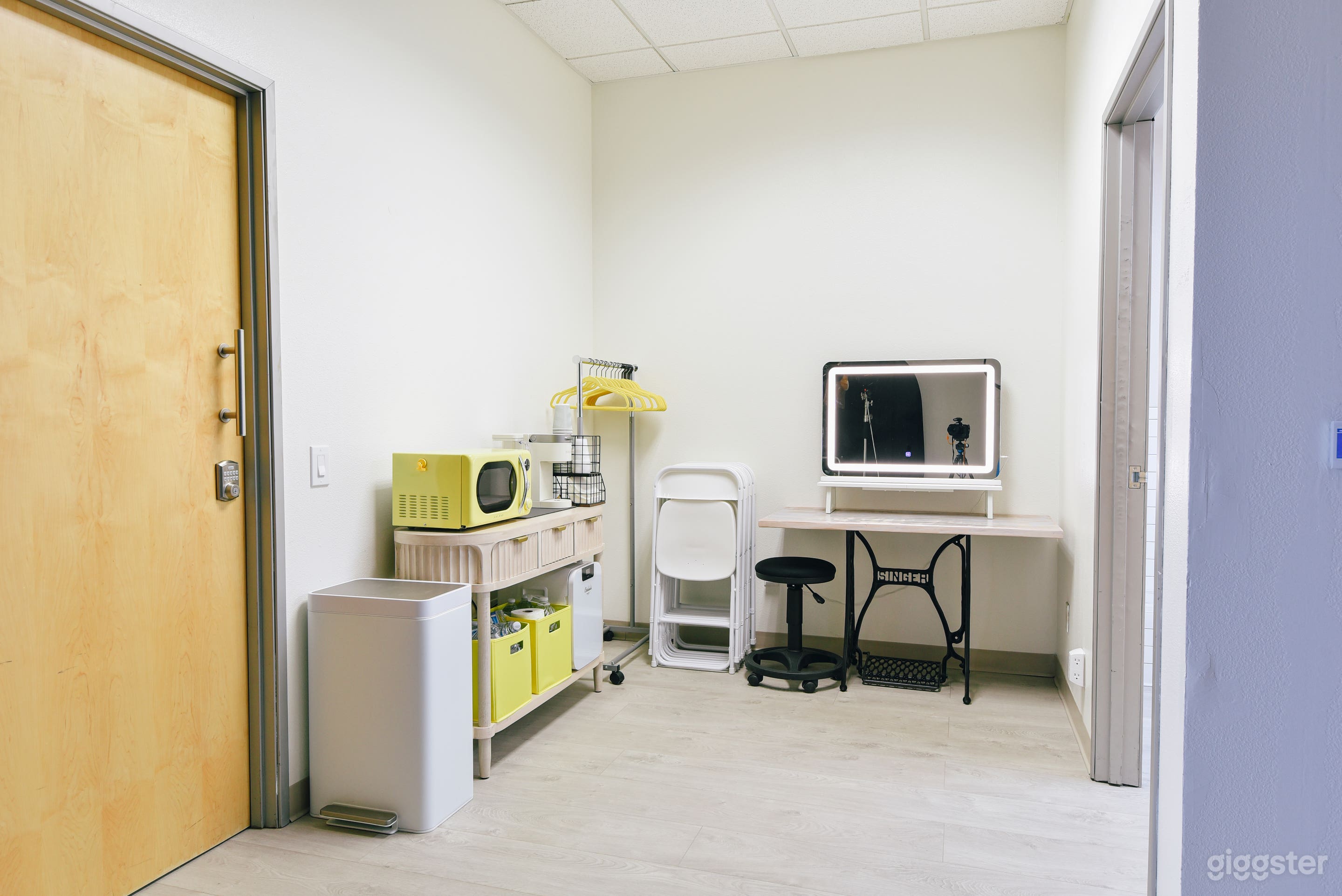 Professional Studio with Natural Light Photo 4