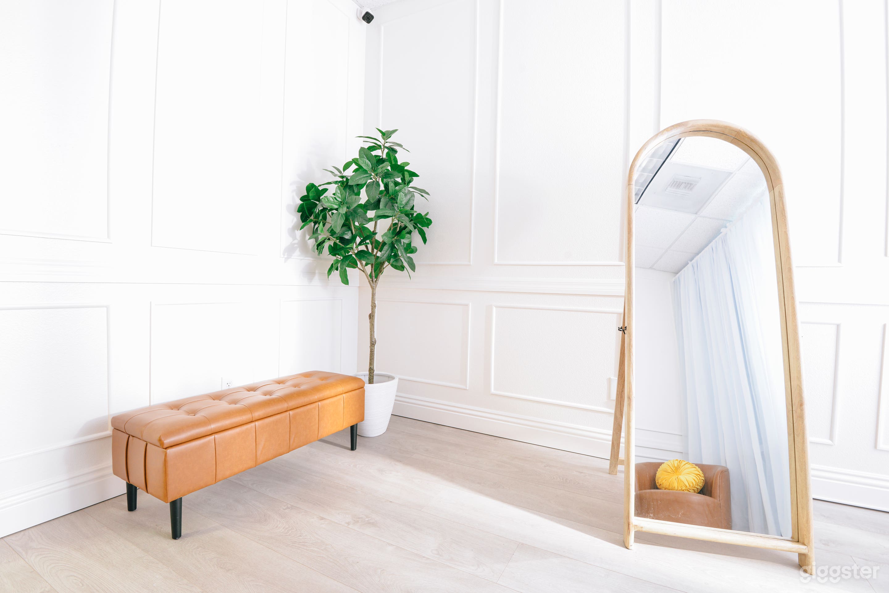 Professional Studio with Natural Light Photo 3