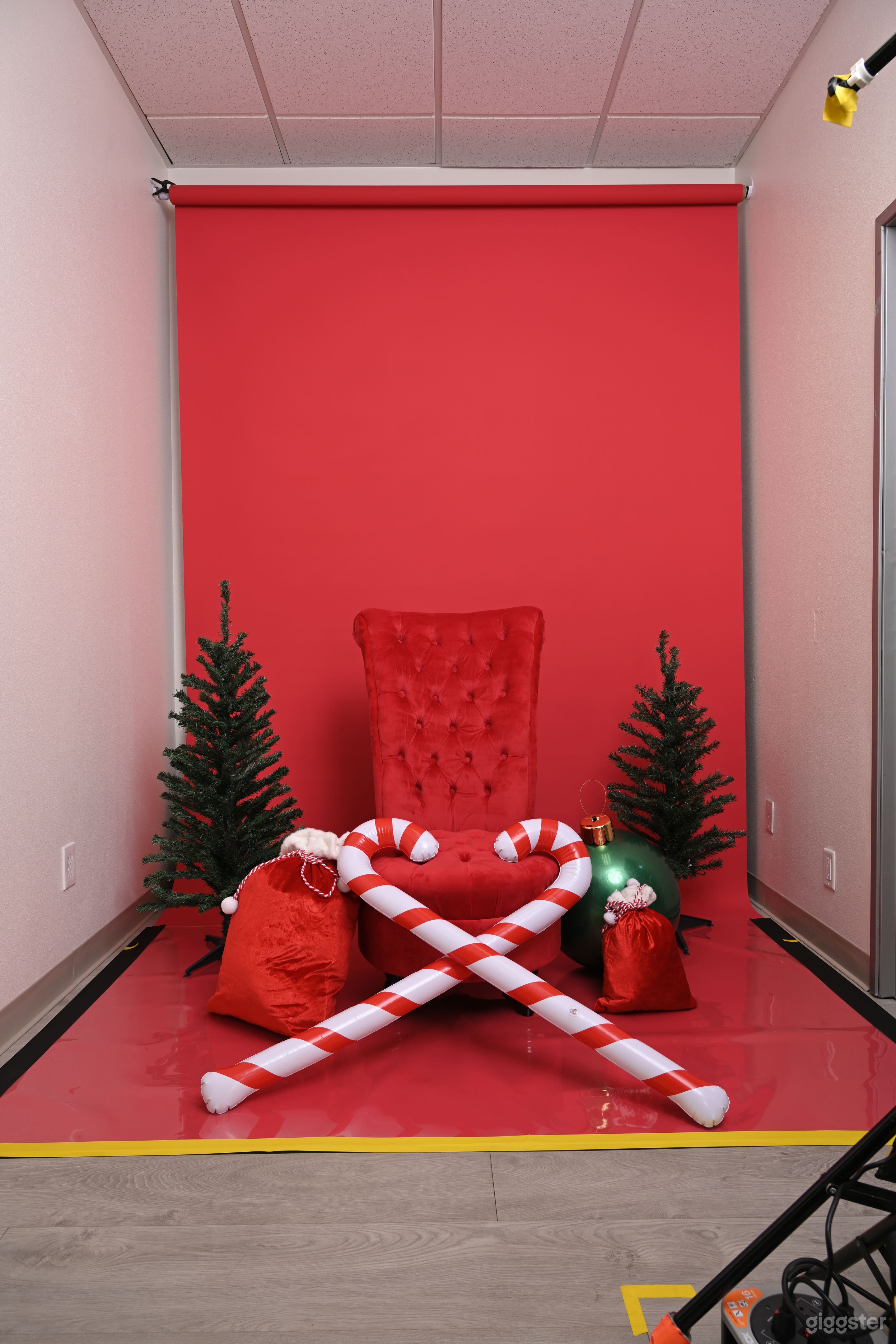 Holiday Sets - Professional Studio with Natural Light Photo 3