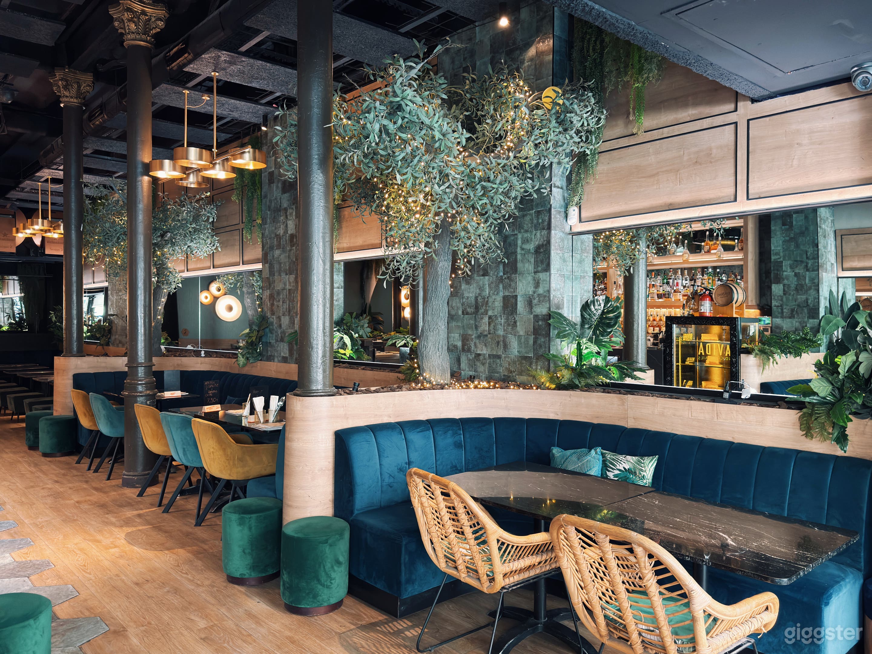 Bar Elegante con Decoración Única y Moderna Foto 3