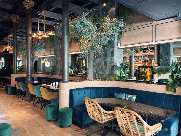  Elegant Bar with Unique, Modern Décor 