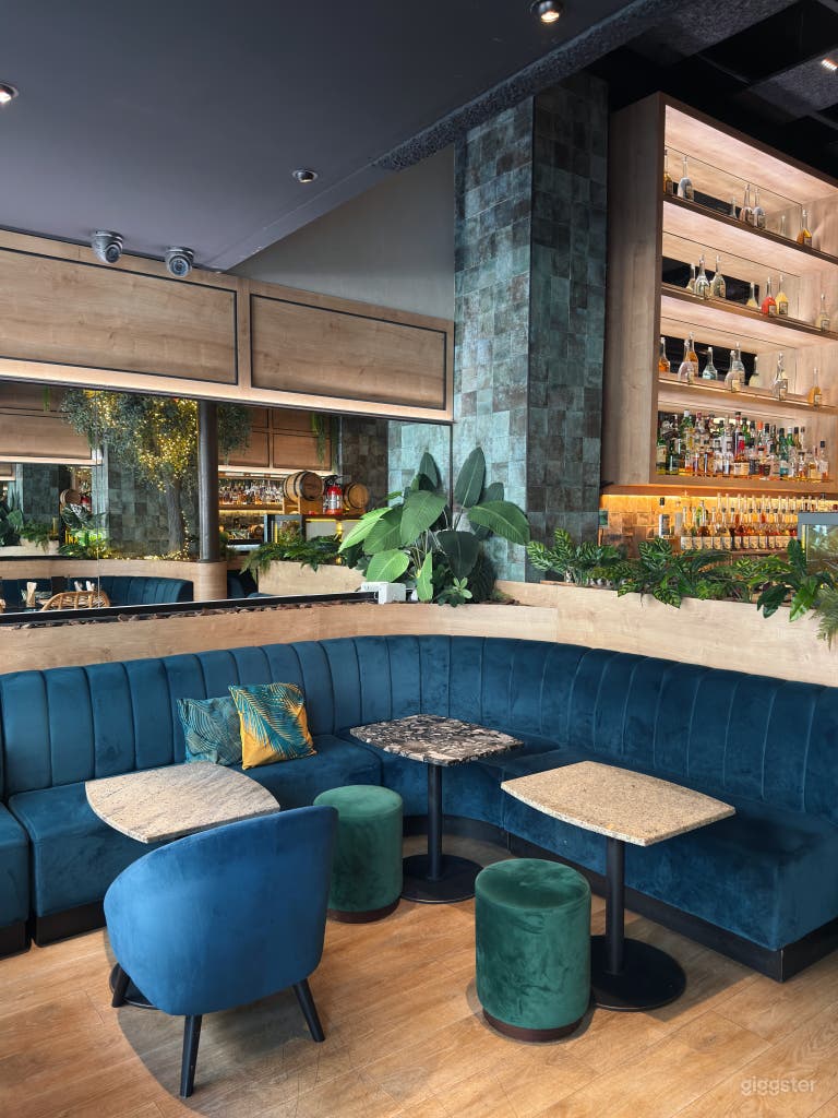  Elegant Bar with Unique, Modern Décor 
