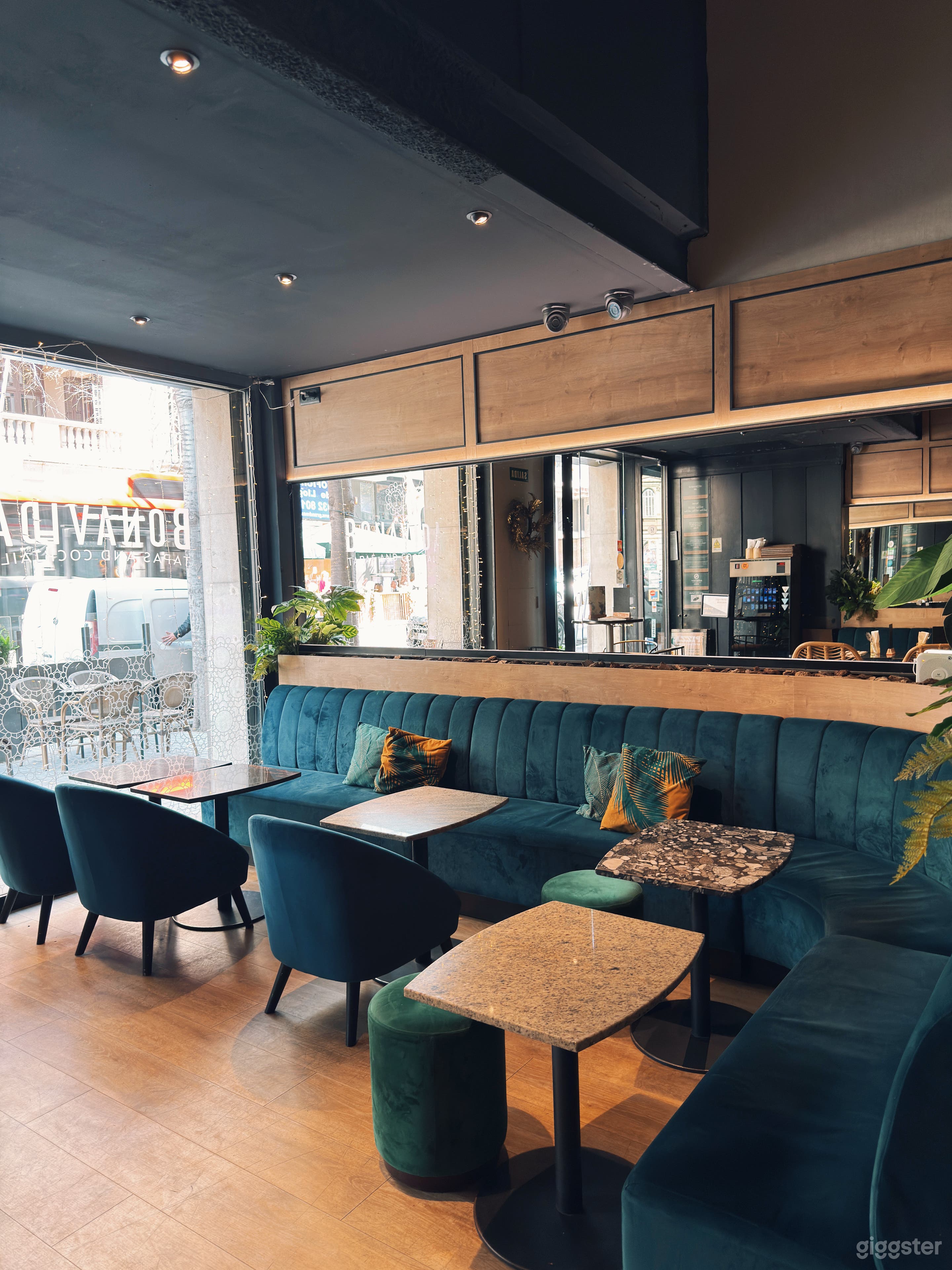 Bar Elegante con Decoración Única y Moderna Foto 4