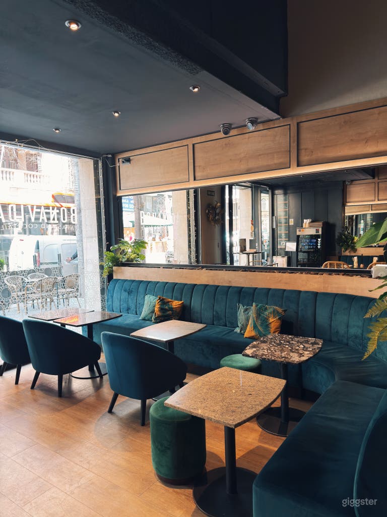  Elegant Bar with Unique, Modern Décor 