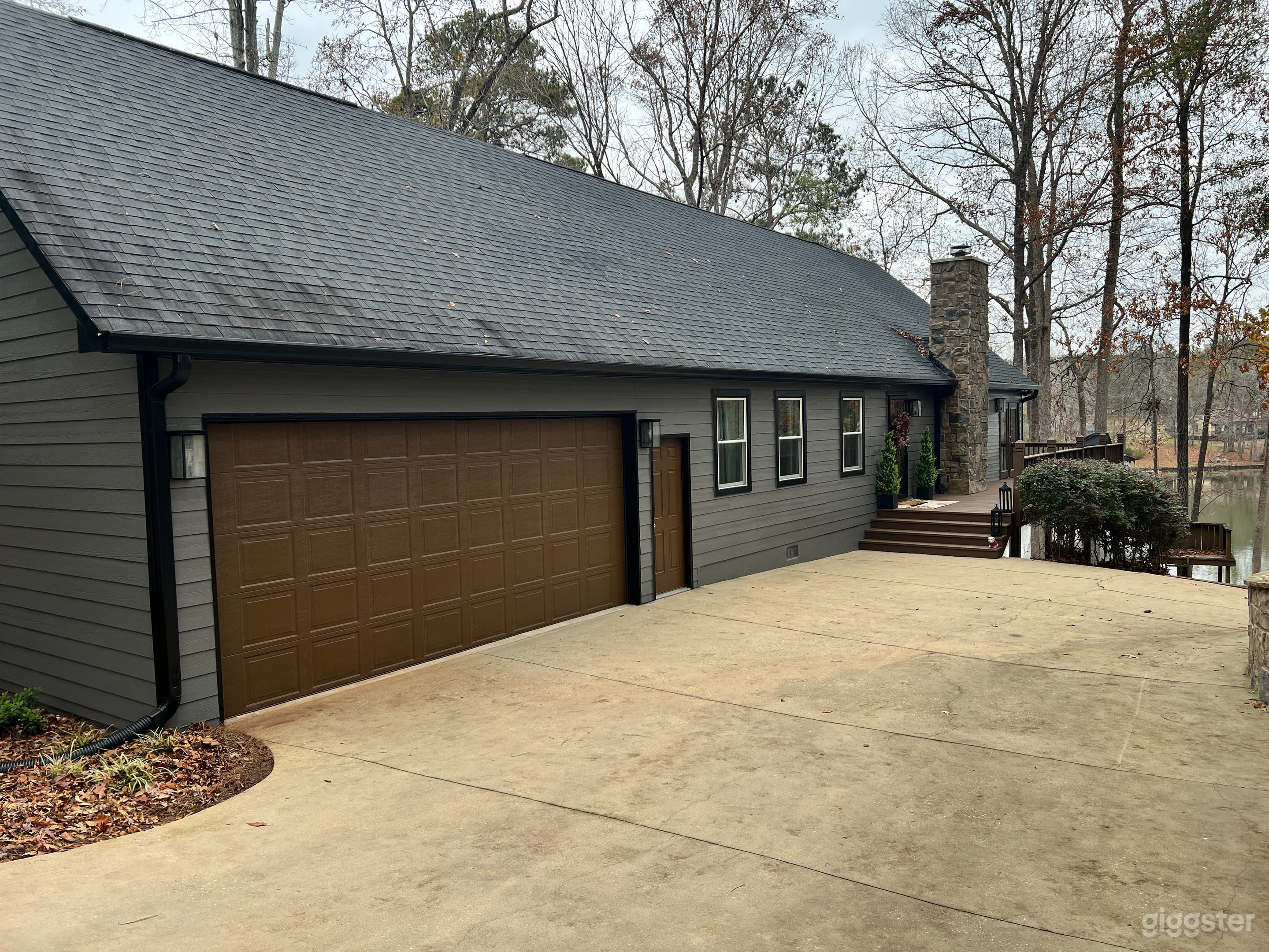 Stunning Lakefront Retreat perfect for shoots Photo 3