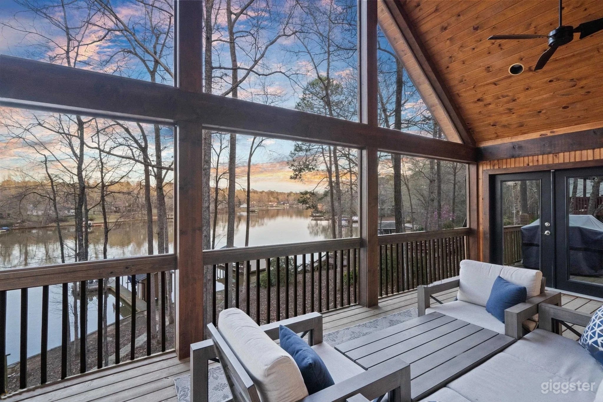 Stunning Lakefront Retreat perfect for shoots Photo 1