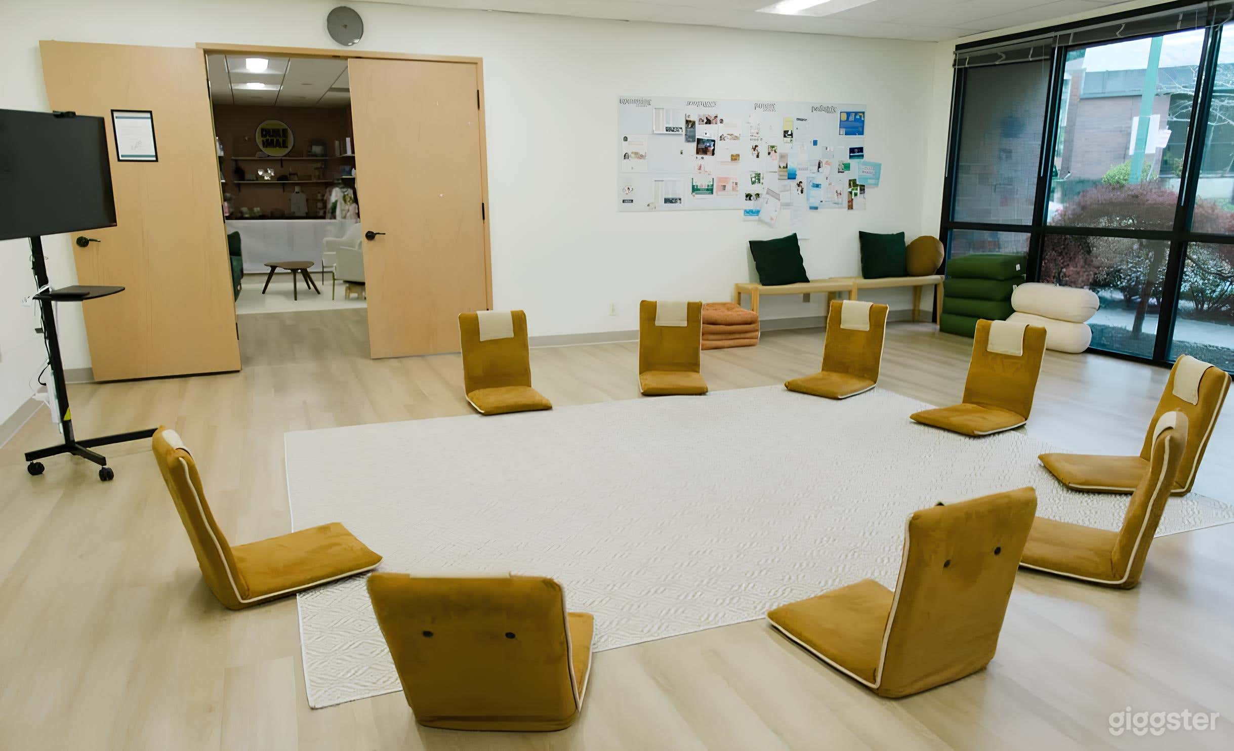 Large Open Studio + Lounge Area Photo 3