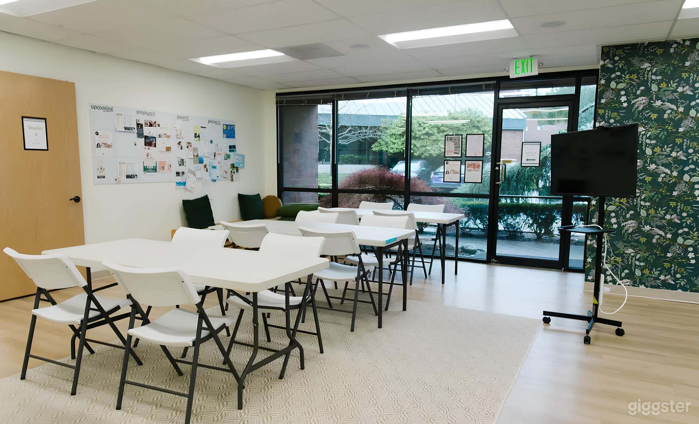 Large Open Studio + Lounge Area Photo 4