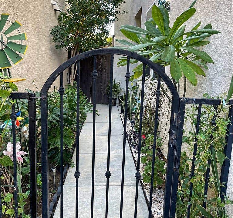 5 bedroom home, North Hills  Photo 1