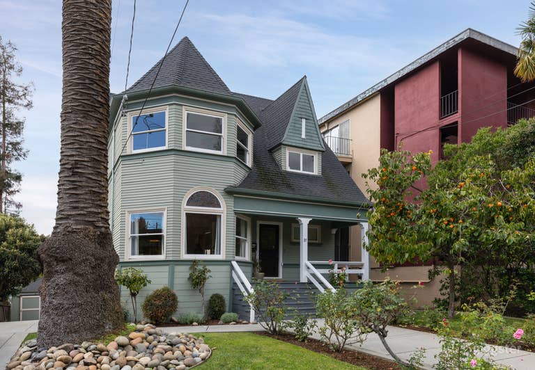  Luxe, Modern & Bright Victorian Duplex w/ Barn 