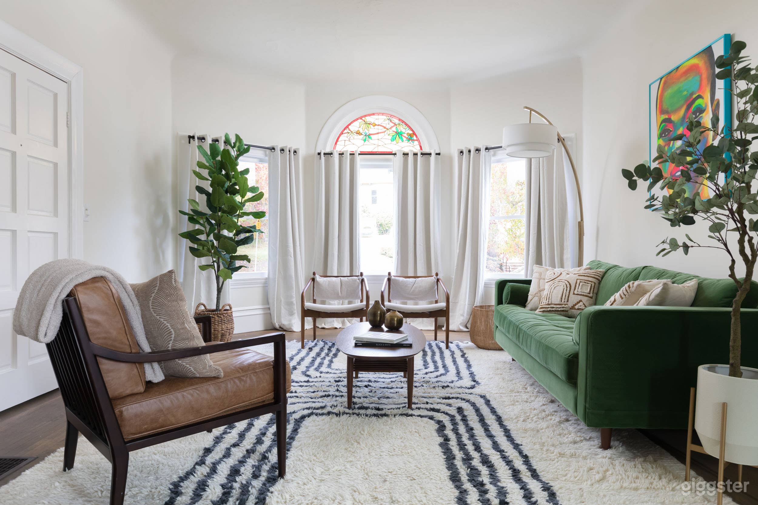 Luxe, Modern &amp; Bright Victorian Duplex w/ Barn Photo 1