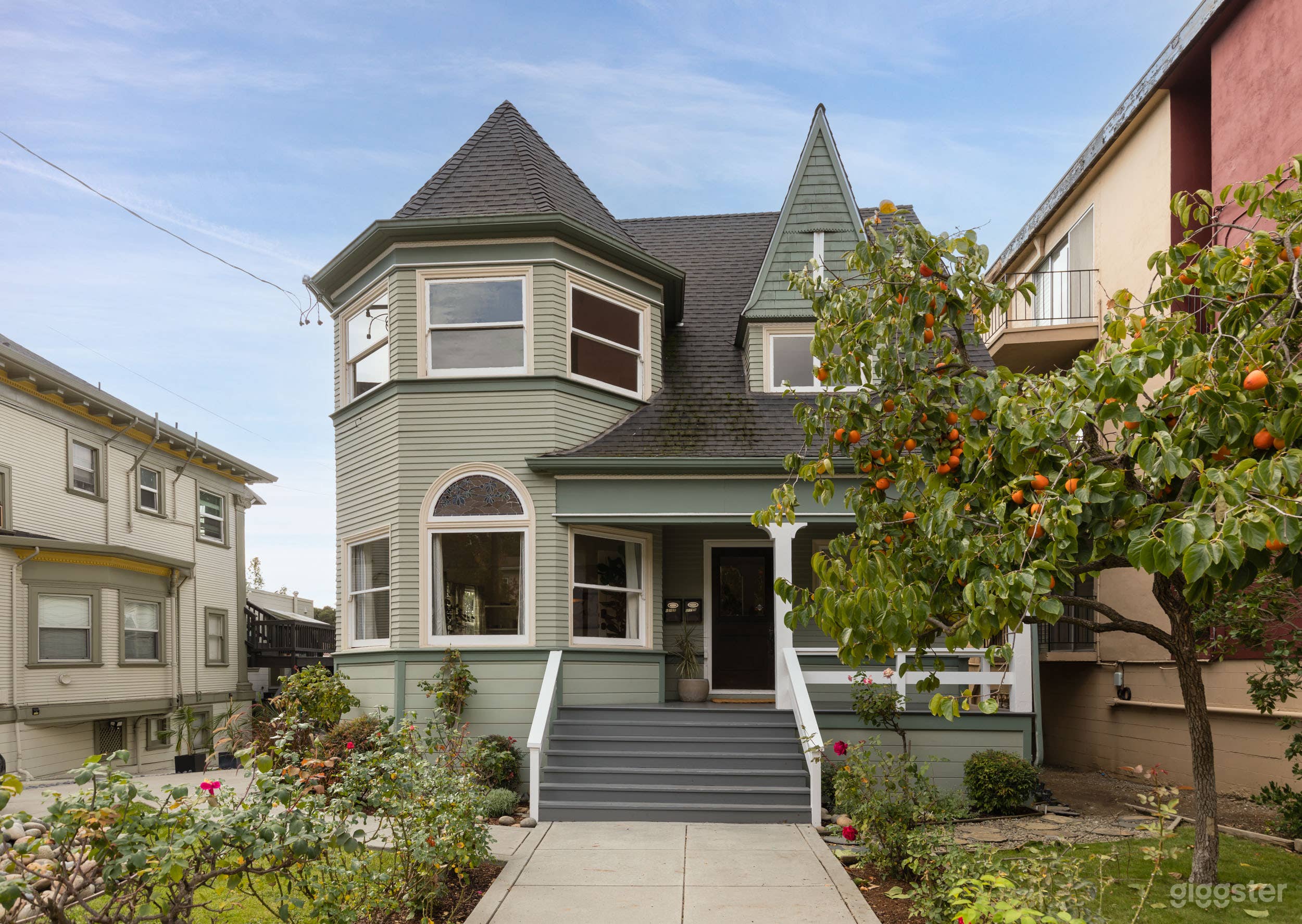 Luxe, Modern &amp; Bright Victorian Duplex w/ Barn Photo 2